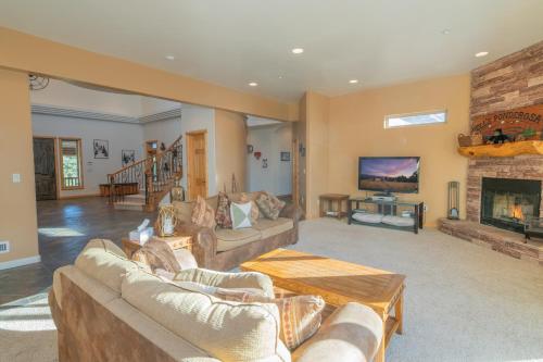 Meadowbrook Estates Ranch - Great location, great lodge, great experience! Hot tub and more! in Big Bear City, USA