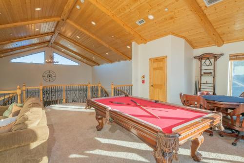Meadowbrook Estates Ranch - Great location, great lodge, great experience! Hot tub and more! in Big Bear City, USA