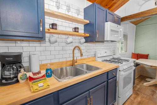 Dark Pine Retreat - Excellent setting compliments this charming Big Bear cabin! in Big Bear City, USA