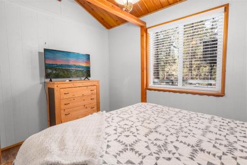 Dark Pine Retreat - Excellent setting compliments this charming Big Bear cabin! in Big Bear City, USA