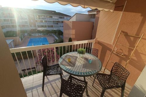 Apartment with pool near the beach