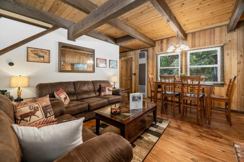 Little Bear Cottage - Cozy, quaint cabin with a great fireplace and so many fun board games! in Big Bear Lake, USA