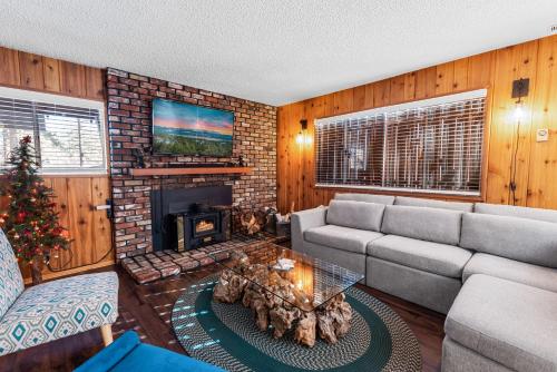Knotty Hideaway - THE PERFECT BIG BEAR EXPERIENCE! in Big Bear City, USA
