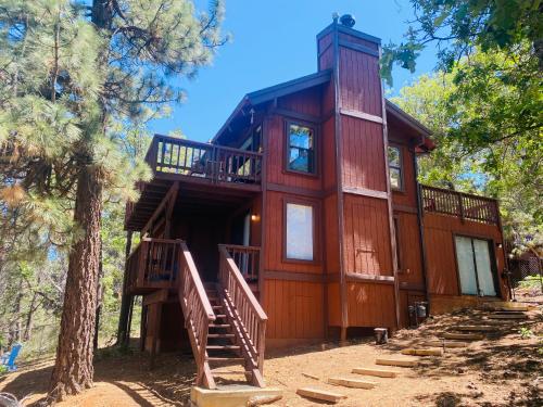 Dream Catchers - Cabin within in the trees with Hot Tub! Foosball table and Central heating!