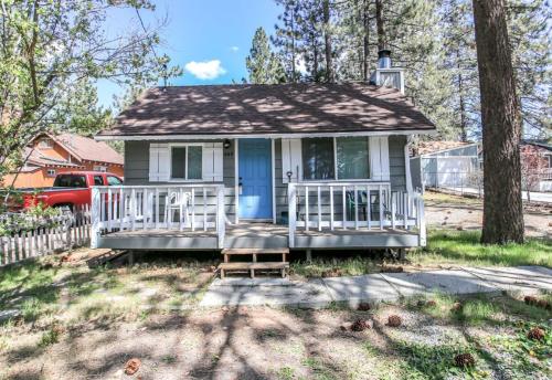 Knotty Knight- Walking distance to the lake as well as the Village! in Big Bear Lake, USA