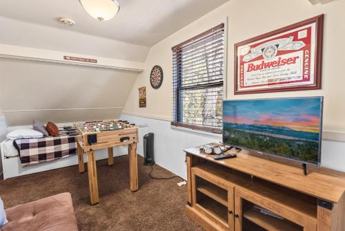 Dream Street Escape -Private Hot Tub, near the Village and Lake! in Big Bear Lake, USA