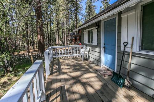 Knotty Knight- Walking distance to the lake as well as the Village! in Big Bear Lake, USA