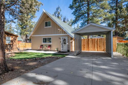 Maple Lane Lodge - Adorable chalet on a fully fenced lot with a hot tub and more! in Sugarloaf, USA