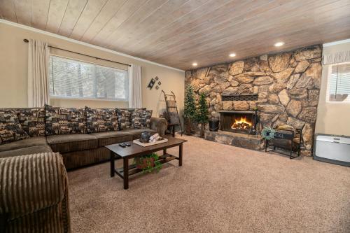 Maple Lane Lodge - Adorable chalet on a fully fenced lot with a hot tub and more! in Sugarloaf, USA