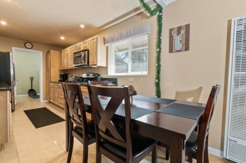 Maple Lane Lodge - Adorable chalet on a fully fenced lot with a hot tub and more! in Sugarloaf, USA