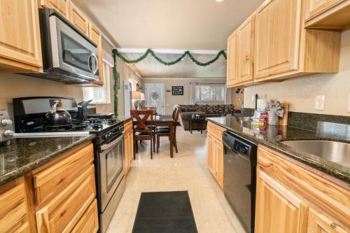 Maple Lane Lodge - Adorable chalet on a fully fenced lot with a hot tub and more! in Sugarloaf, USA