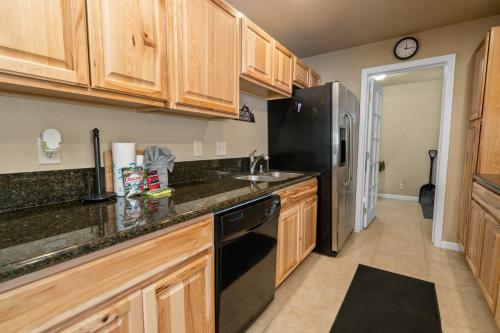 Maple Lane Lodge - Adorable chalet on a fully fenced lot with a hot tub and more! in Sugarloaf, USA
