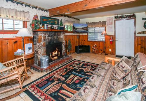 Eagles Den - Cozy cabin with a beautiful wood burning fireplace! Foosball Table! in Big Bear Lake, USA