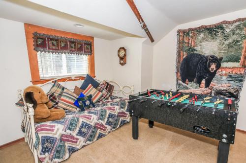 Eagles Den - Cozy cabin with a beautiful wood burning fireplace! Foosball Table! in Big Bear Lake, USA