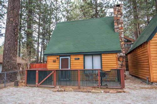 Log Cabin Retreat - Walk to Lake and Village