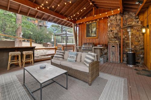 Louie Bear - Perfect cabin for families! It comes with a hot tub! in Big Bear Lake, USA