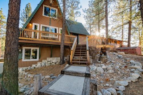 Lucky Bear Lodge - Excellent cabin with a hot tub, game room and an amazing view!