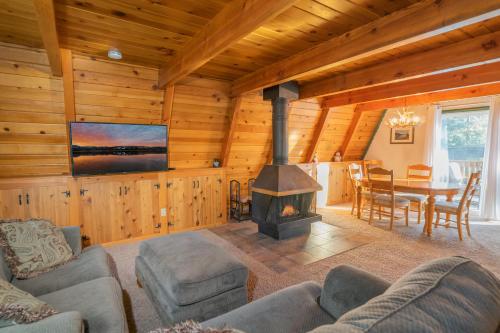 Lucky Bear Lodge - Excellent cabin with a hot tub, game room and an amazing view! in Big Bear Lake, USA
