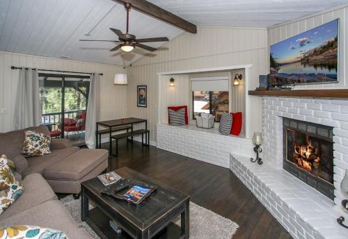 Escape to Bearadise - Cozy cabin with central heating, slope views! Shuffleboard Table, Board games!