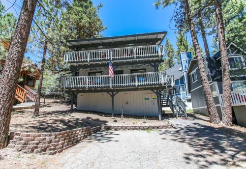 Escape to Bearadise - Cozy cabin with central heating, slope views! Shuffleboard Table, Board games! in Big Bear Lake, USA