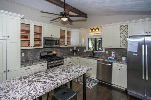 Escape to Bearadise - Cozy cabin with central heating, slope views! Shuffleboard Table, Board games! in Big Bear Lake, USA