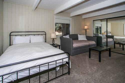 Escape to Bearadise - Cozy cabin with central heating, slope views! Shuffleboard Table, Board games! in Big Bear Lake, USA
