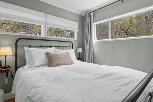 Enchanted Hideaway - Newly remodeled with Hot Tub and Lake Views! in Fawnskin, USA