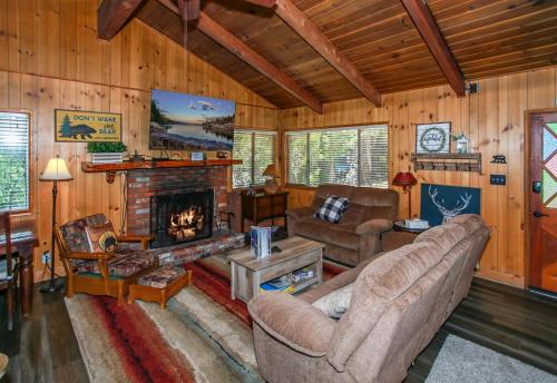 Little Big Pine - Perfect, stylish cabin near the lake with a great deck