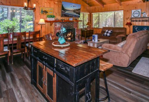 Little Big Pine - Perfect, stylish cabin near the lake with a great deck