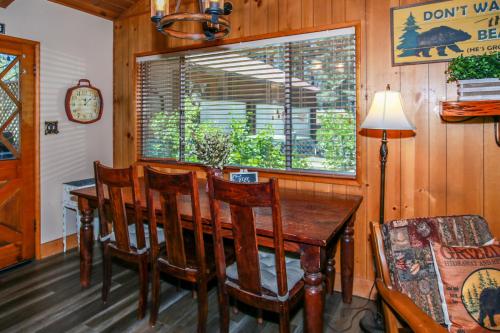 Little Big Pine - Perfect, stylish cabin near the lake with a great deck