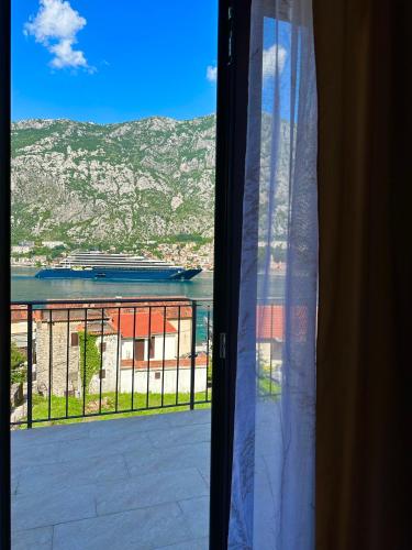 A környék, Lobov view in Mou