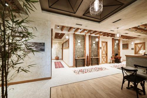 Iekārtas, Hotel Taverna Devolli in Kuçovë