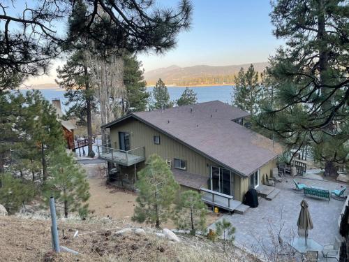 Lakefront Deep Water - Water and Wilderness Views from every Room! in Fawnskin, USA
