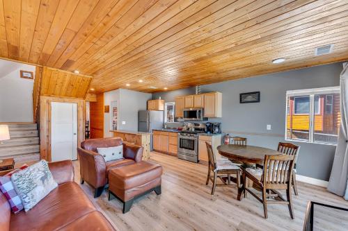 Lakefront Oasis - Adorable lakefront cabin with a private beach! in Big Bear Lake, USA