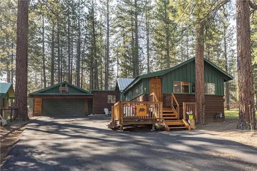 Evergreen Paradise - Beautiful newly remodeled cabin with Hot Tub and Game Room! in Big Bear Lake, USA