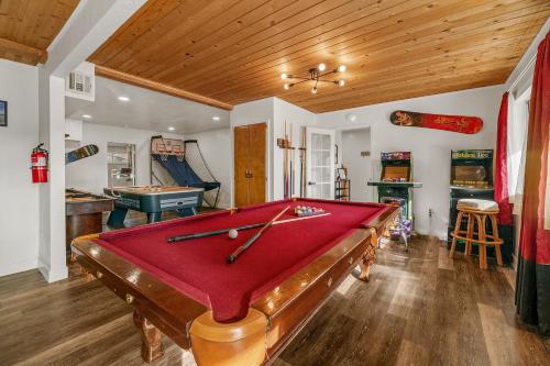 Family Fun Cabin - Mountain home with Game Room, Hot Tub and Lake Views!