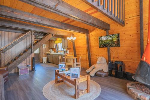 Fanciful Winters Lake - Mix of old-world charm and modern-day gambrel style cabin! in Big Bear Lake, USA