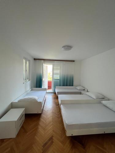 One-Bedroom Apartment image 7