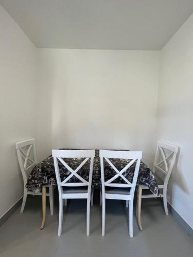 One-Bedroom Apartment image 2