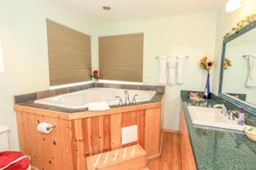 Fawnskin Lakeside Cabin - Nice cozy duplex with mountain views with a Jet Tub! in Fawnskin, USA