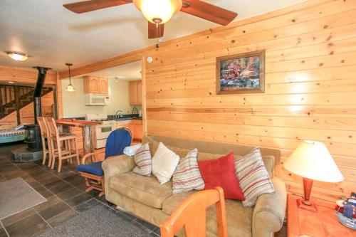 Fawnskin Lakeside Cabin - Nice cozy duplex with mountain views with a Jet Tub! in Fawnskin, USA
