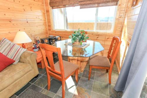 Fawnskin Lakeside Cabin - Nice cozy duplex with mountain views with a Jet Tub! in Fawnskin, USA
