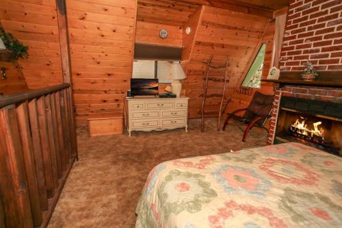 Fawnskin Lakeside Cabin - Nice cozy duplex with mountain views with a Jet Tub! in Fawnskin, USA