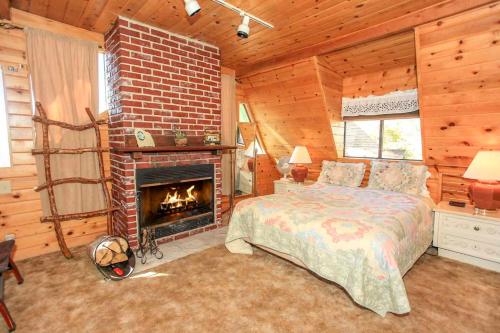 Fawnskin Lakeside Cabin - Nice cozy duplex with mountain views with a Jet Tub! in Fawnskin, USA