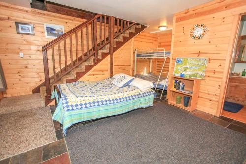 Fawnskin Lakeside Cabin - Nice cozy duplex with mountain views with a Jet Tub! in Fawnskin, USA
