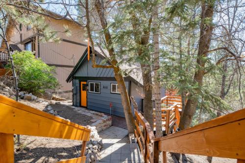 Forest Escape - Situated on the quiet side of the lake, nicely decorated contemporary cabin!