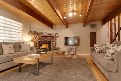 Five Pines - Beautifully remodeled gambrel cabin with Hot Tub and Fenced Yard! in Big Bear Lake, USA