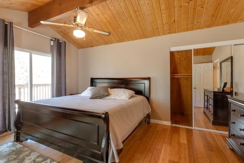 Five Pines - Beautifully remodeled gambrel cabin with Hot Tub and Fenced Yard! in Big Bear Lake, USA