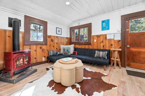 Finns Fish Camp - Walking distance to Lake and Village! Back patio with barbecue, fully fenced yard! in Big Bear Lake, USA