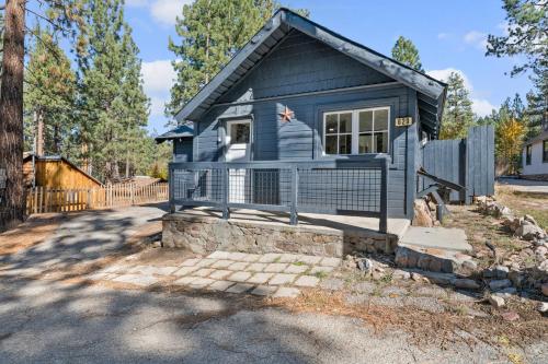 Finns Fish Camp - Walking distance to Lake and Village! Back patio with barbecue, fully fenced yard! in Big Bear Lake, USA